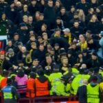 Cestujúci fanúšikovia švajčiarskej strany Young Boys hádzali vo štvrtok päsťou na políciu vo Villa Parku