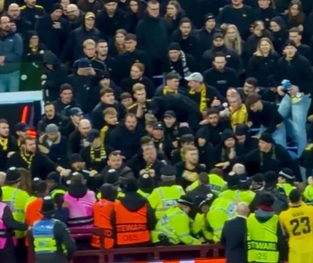 Šokujúci moment, keď sú policajti udieraní do tváre v Aston Cestujúci fanúšikovia švajčiarskej strany Young Boys hádzali vo štvrtok päsťou na políciu vo Villa Parku