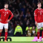 Skľúčený Joachim Andersen z Dánska a Jannik Vestergaard z Dánska na plný úväzok počas kvalifikačného zápasu MS 2026 medzi Škótskom a Dánskom