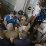 Členovia Angry Lord's sú na snímke konfrontovaní s Austrálčanmi Davidom Warnerom a Usmanom Khawajom počas obedňajšej prestávky druhého testu série Ashes z roku 2023.