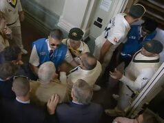 Šokujúci vývoj po tom, čo bol člen najexkluzívnejšieho kriketového klubu na svete doživotne zakázaný za zneužívanie austrálskych hviezd v škaredom Ashesovom aktu Členovia Angry Lord's sú na snímke konfrontovaní s Austrálčanmi Davidom Warnerom a Usmanom Khawajom počas obedňajšej prestávky druhého testu série Ashes z roku 2023.