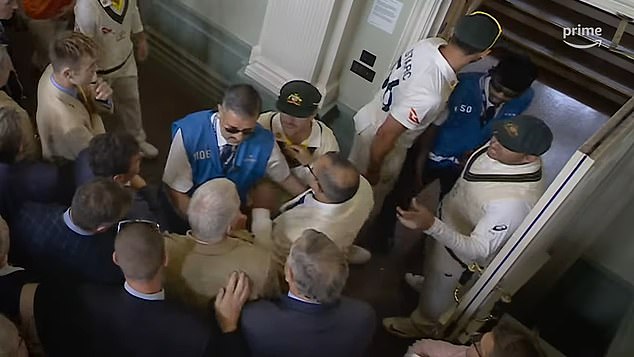 Šokujúci vývoj po tom, čo bol člen najexkluzívnejšieho kriketového klubu Členovia Angry Lord's sú na snímke konfrontovaní s Austrálčanmi Davidom Warnerom a Usmanom Khawajom počas obedňajšej prestávky druhého testu série Ashes z roku 2023.