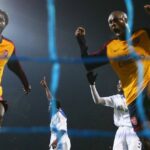 William Gallas (R) a spoluhráč Emmanuel Adebayor z Arsenalu oslavujú vyrovnanie napriek úsiliu Stanislava Bogusha z Dynama Kyjev počas zápasu G-skupiny Ligy majstrov UEFA medzi Dynamom Kyjev a Arsenalom