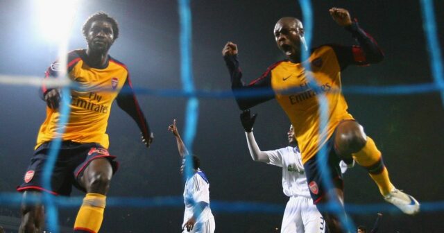 William Gallas (R) a spoluhráč Emmanuel Adebayor z Arsenalu oslavujú vyrovnanie napriek úsiliu Stanislava Bogusha z Dynama Kyjev počas zápasu G-skupiny Ligy majstrov UEFA medzi Dynamom Kyjev a Arsenalom