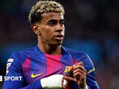 Španielsko: Lamine Yamal prepustený z tímu po procedúre slabín Lamine Yamal holds the Barcelona badge on his shirt