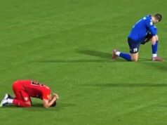 Špičkoví futbalisti sa zrútili a rozplakali sa po tom, čo manažér vzdelávania zomrel uprostred zápasu Hráči reagujú na smrť Mladena Žižovića