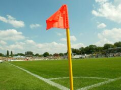 Špičkový klub AXED z ligy so zápasom zrušeným len hodinu pred výkopom rohová vlajka