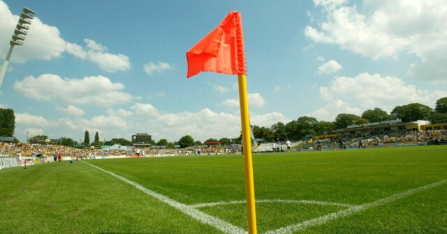 Špičkový klub AXED z ligy so zápasom zrušeným len hodinu rohová vlajka