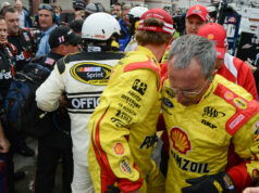 Spojenec Dennyho Hamlina, Chris Gabehart, signalizuje súhlas, keď zasvätenec volá „dezinfikovaný“ smer NASCAR Kyle Busch z Joe Gibbs Racing po súboji s Joeym Loganom z tímu Penske 12. marca 2017 v Las Vegas. Zdroj: Getty