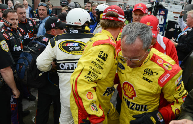 Spojenec Dennyho Hamlina, Chris Gabehart, signalizuje súhlas, keď zasvätenec volá Kyle Busch z Joe Gibbs Racing po súboji s Joeym Loganom z tímu Penske 12. marca 2017 v Las Vegas. Zdroj: Getty