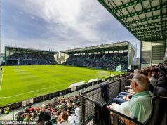 Spojenie Cherries s Hibernianom vo výške 6 miliónov libier sa zhorší, keď šéf Bournemouthu Foley predá svoj 25-percentný podiel späť rodine Gordonovcov Konzorcium Black Knight predalo svoj 25-percentný podiel v spoločnosti Hibernian
