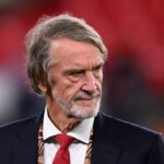 Sir Jim Ratcliffe, spolumajiteľ Manchestru United, sa pozerá pred prezentáciou trofeje po finále Európskej ligy UEFA 2025 medzi Tottenhamom Hotspur a Manchestrom United na Estadio de San Mames 21. mája 2025 v španielskom Bilbau.