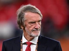 Spolumajiteľ Man Utd Sir Jim Ratcliffe a Tottenham dosiahli vyrovnanie po nároku 5 miliónov libier Sir Jim Ratcliffe, spolumajiteľ Manchestru United, sa pozerá pred prezentáciou trofeje po finále Európskej ligy UEFA 2025 medzi Tottenhamom Hotspur a Manchestrom United na Estadio de San Mames 21. mája 2025 v španielskom Bilbau.
