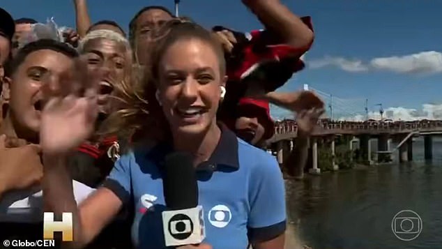 Športová reportérka v šokujúcom momente si necháva vlasy ťahať neposlušnými Duda Dalponte, 25-ročný reportér z TVGlobo, robil časť o fanúšikoch Flamenga, keď sa pripravovali na cestu do Limy v Peru, aby videli svoj klub na Copa Libertadores.