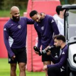 Hráči Man Utd začínajú trénovať skoro a zostávajú neskôr od otvorenia nového centra