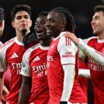 Eberechi Eze z Arsenalu oslavuje strelenie štvrtého gólu svojho tímu so spoluhráčom Bukayom Sakom (zakrytý) a Martinom Zubimendim počas zápasu Premier League medzi Arsenalom a Tottenhamom Hotspur na Emirates Stadium 23. novembra 2025 v Londýne v Anglicku.