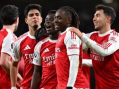 Správanie v šatni Arsenalu sa objavuje po víťazstve Tottenhamu, čo hovorí za veľa Eberechi Eze z Arsenalu oslavuje strelenie štvrtého gólu svojho tímu so spoluhráčom Bukayom Sakom (zakrytý) a Martinom Zubimendim počas zápasu Premier League medzi Arsenalom a Tottenhamom Hotspur na Emirates Stadium 23. novembra 2025 v Londýne v Anglicku.