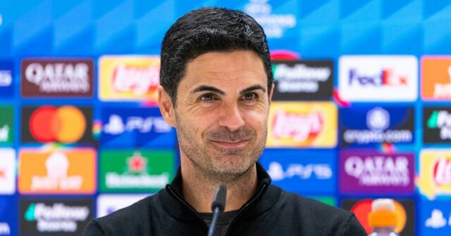 Mikel Arteta gestikuluje na svojich hráčov