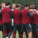 Mikel Arteta, manažér Arsenalu, komunikuje s hráčmi počas tréningu Arsenalu FC pred zápasom Ligy majstrov UEFA medzi Arsenal FC a SK Slavia Praha v Sobha Realty Training Center 3. novembra 2025 v London Colney, Anglicko.