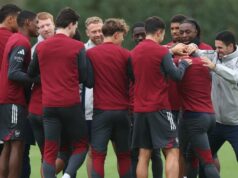 Správy Arsenalu: Hviezda Forgotten Gunners sa vracia po 10 mesiacoch ako hráč vyradený z tímu Mikel Arteta, manažér Arsenalu, komunikuje s hráčmi počas tréningu Arsenalu FC pred zápasom Ligy majstrov UEFA medzi Arsenal FC a SK Slavia Praha v Sobha Realty Training Center 3. novembra 2025 v London Colney, Anglicko.