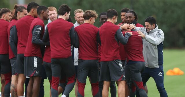 Správy Arsenalu: Hviezda Forgotten Gunners sa vracia po 10 mesiacoch Mikel Arteta, manažér Arsenalu, komunikuje s hráčmi počas tréningu Arsenalu FC pred zápasom Ligy majstrov UEFA medzi Arsenal FC a SK Slavia Praha v Sobha Realty Training Center 3. novembra 2025 v London Colney, Anglicko.