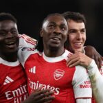 Eberechi Eze oslavuje s Bukayom Sakom a Martinom Zubimendim