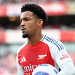 Ethan Nwaneri z Arsenalu drží loptu pri pohľade na zápas Premier League medzi Arsenal FC a Brentford FC.