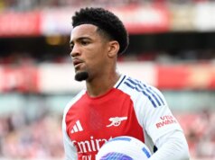 Správy Arsenalu: Kanonieri v rade za čistým ziskom, pretože krok Ethana Nwaneriho dostáva „zelenú“ Ethan Nwaneri z Arsenalu drží loptu pri pohľade na zápas Premier League medzi Arsenal FC a Brentford FC.