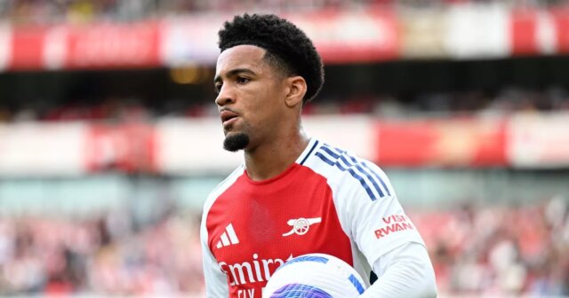 Ethan Nwaneri z Arsenalu drží loptu pri pohľade na zápas Premier League medzi Arsenal FC a Brentford FC.