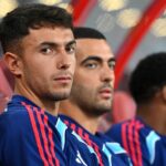 Martin Zubimendi z Arsenalu sleduje predsezónny priateľský zápas medzi Arsenalom FC a AC Miláno na Národnom štadióne 23. júla 2025 v Singapure.