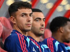 Správy Arsenalu: Martin Zubimendi v centre „veľmi zlého vzťahu“, pretože prestup „potrebný“ Martin Zubimendi z Arsenalu sleduje predsezónny priateľský zápas medzi Arsenalom FC a AC Miláno na Národnom štadióne 23. júla 2025 v Singapure.