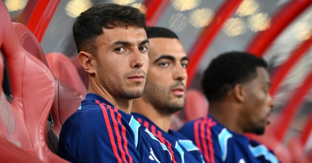 Správy Arsenalu: Martin Zubimendi v centre „veľmi zlého vzťahu“, pretože Martin Zubimendi z Arsenalu sleduje predsezónny priateľský zápas medzi Arsenalom FC a AC Miláno na Národnom štadióne 23. júla 2025 v Singapure.