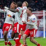 Assan Ouedraogo z RB Leipzig oslavuje so spoluhráčmi, ktorí strelili prvý gól jeho tímu počas zápasu Bundesligy medzi RB Lipsko a SV Werder Brémy v Red Bull Arene 23. novembra 2025 v nemeckom Lipsku.