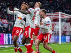 Správy Chelsea: Bundesligový zázračný chlapec, ktorého cieľom je hviezda, dáva jasne najavo svoje pocity pri prechode Blues Assan Ouedraogo z RB Leipzig oslavuje so spoluhráčmi, ktorí strelili prvý gól jeho tímu počas zápasu Bundesligy medzi RB Lipsko a SV Werder Brémy v Red Bull Arene 23. novembra 2025 v nemeckom Lipsku.