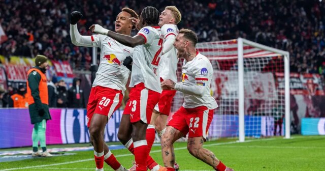 Assan Ouedraogo z RB Leipzig oslavuje so spoluhráčmi, ktorí strelili prvý gól jeho tímu počas zápasu Bundesligy medzi RB Lipsko a SV Werder Brémy v Red Bull Arene 23. novembra 2025 v nemeckom Lipsku. 
