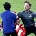 Správy MLB: Fanúšik vbehne na ihrisko s americkou vlajkou počas hry Dodgers-Blue Jays 6