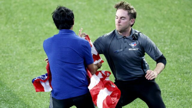 Správy MLB: Fanúšik vbehne na ihrisko s americkou vlajkou počas hry Dodgers-Blue Jays 6
