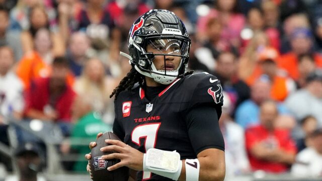 Správy NFL: Texasania vylučujú CJ Strouda z kľúčového zápasu proti Správy NFL: Texasania vylučujú CJ Strouda z kľúčového zápasu proti Billsovi