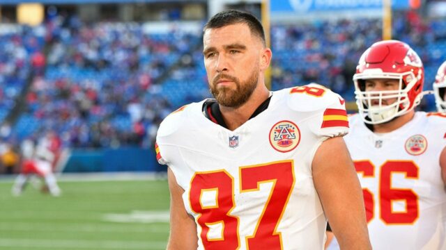Správy NFL: Travis Kelce ukazuje sklamanie, keďže nádeje Chiefs v play-off pretrvávajú
