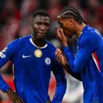 Joao Pedro a Moises Caicedo počas zápasu Chelsea