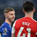 Cole Palmer s Declanom Riceom počas súboja Chelsea proti Arsenalu