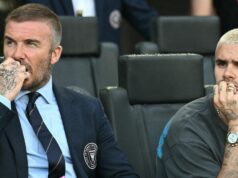Správy z Arsenalu: Arsene Wenger obrátil Romea Beckhama proti jeho otcovi, pretože bol zablokovaný obchod v hodnote 30 miliónov libier Spolumajiteľ Interu Miami David Beckham si počas zápasu pravidelnej sezóny MLS medzi Interom Miami CF a Nashville SC pochutí na svojom BEEUP Fruit Snacks spolu so svojím synom Romeom Jamesom Beckhamom.