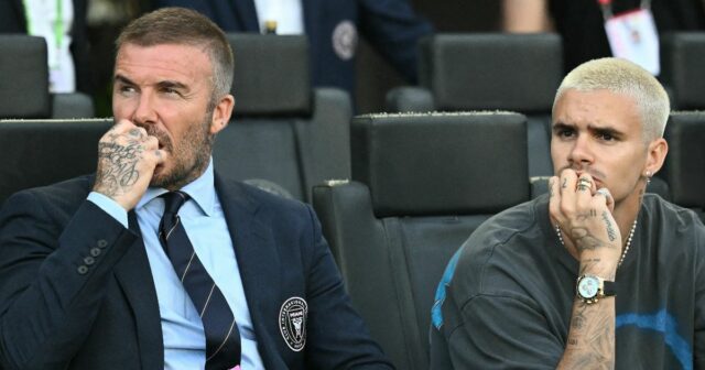 Správy z Arsenalu: Arsene Wenger obrátil Romea Beckhama proti jeho Spolumajiteľ Interu Miami David Beckham si počas zápasu pravidelnej sezóny MLS medzi Interom Miami CF a Nashville SC pochutí na svojom BEEUP Fruit Snacks spolu so svojím synom Romeom Jamesom Beckhamom.