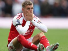 Správy z Arsenalu: Dosiahnutá dohoda s Martinom Odegaardom, pretože prestup spôsobuje neveru LONDÝN, ANGLICKO - 4. OKTÓBRA: Martin Odegaard z Arsenalu utrpel zranenie počas zápasu Premier League medzi Arsenalom a West Hamom United na Emirates Stadium 4. októbra 2025 v Londýne v Anglicku. (Foto: Rob Newell – CameraSport cez Getty Images)