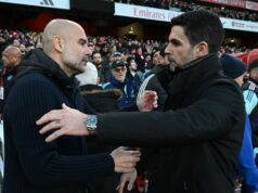 Správy z Arsenalu: Guardiola hrá mentálne hry s Artetou, pretože vina za remízu Sunderlandu bola presne určená Pep Guardiola sa objíma s Mikelom Artetom