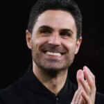 Mikel Arteta, manažér / hlavný tréner Arsenalu, tlieska fanúšikom na plný úväzok počas zápasu Premier League medzi Sunderlandom a Arsenalom