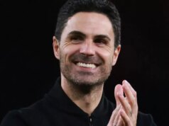 Správy z Arsenalu: Mikel Arteta dostal podľa plánu stretnutia zelenú nad obchodom za 85 miliónov libier Mikel Arteta, manažér / hlavný tréner Arsenalu, tlieska fanúšikom na plný úväzok počas zápasu Premier League medzi Sunderlandom a Arsenalom