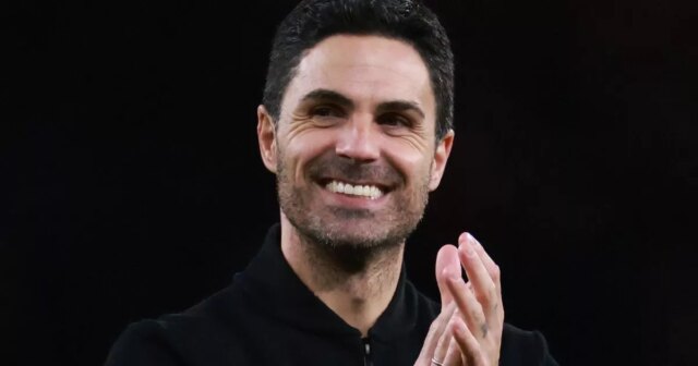 Mikel Arteta, manažér / hlavný tréner Arsenalu, tlieska fanúšikom na plný úväzok počas zápasu Premier League medzi Sunderlandom a Arsenalom