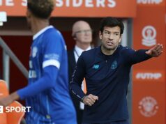 Správy z Cardiffu: Bleubirds sa po prehre v Blackpoole vrátia „silnejší a lepší“. Brian Barry-Murphy gives instructions to his players from the bench at Blackpool