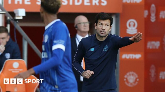 Správy z Cardiffu: Bleubirds sa po prehre v Blackpoole vrátia Brian Barry-Murphy gives instructions to his players from the bench at Blackpool
